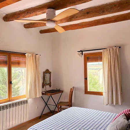 Casa Les Germanes بيت للعطل